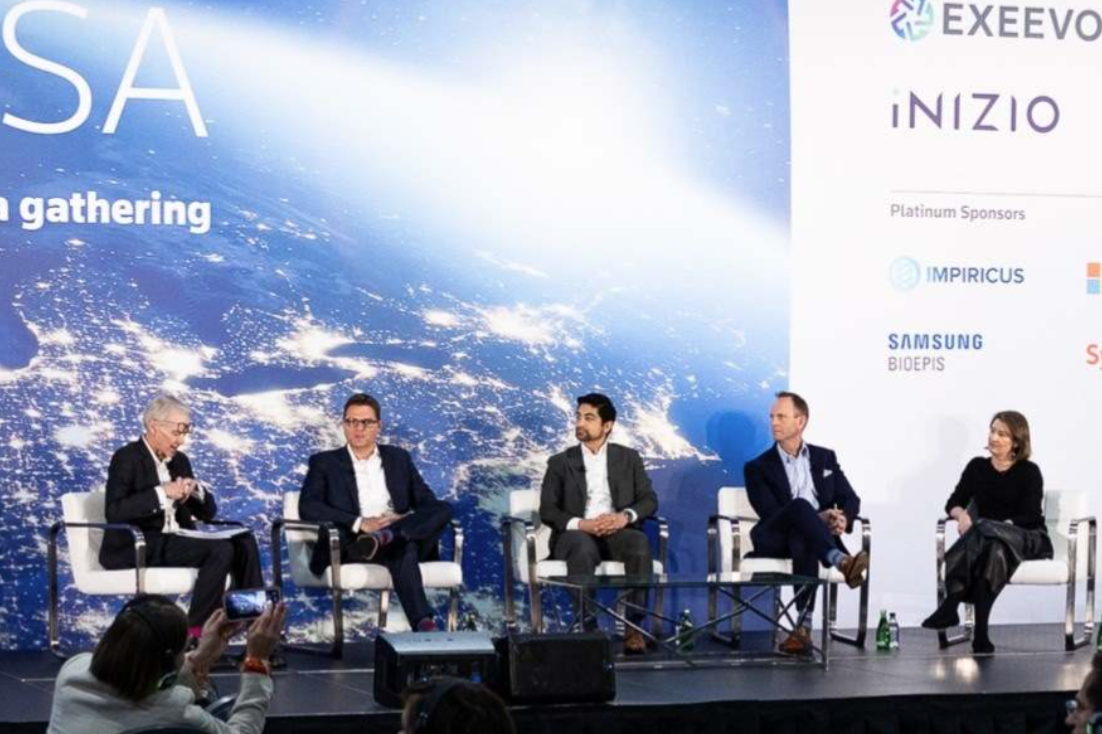 A moderator & 4 panellists onstage at Pharma USA