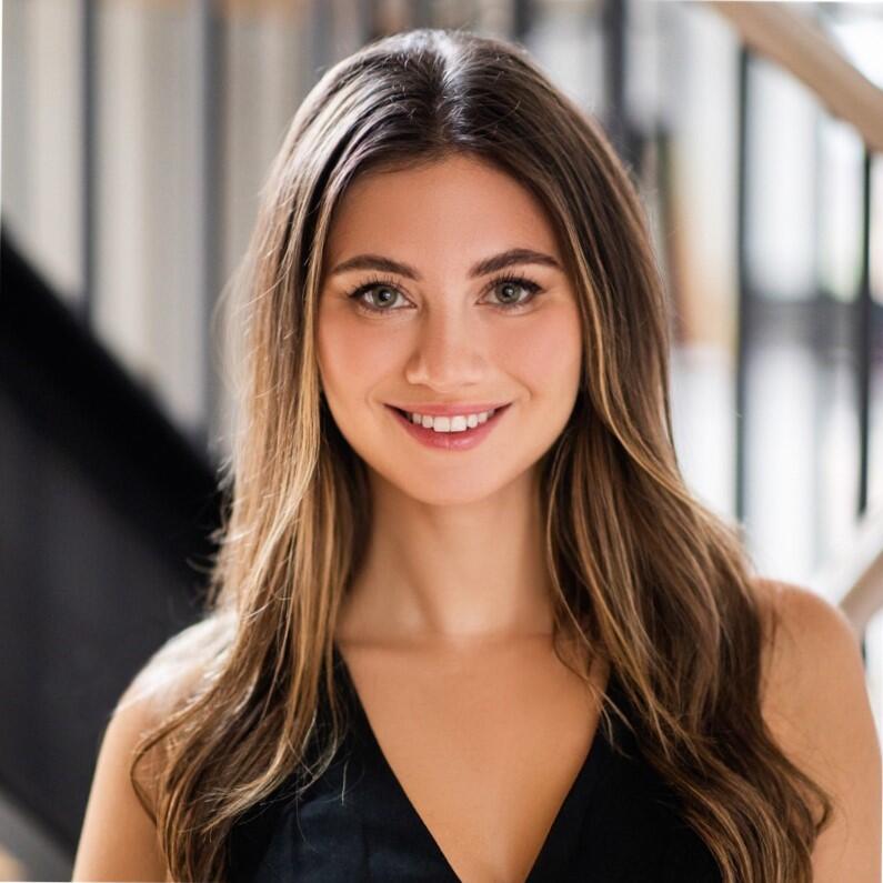 Milana Vinn headshot