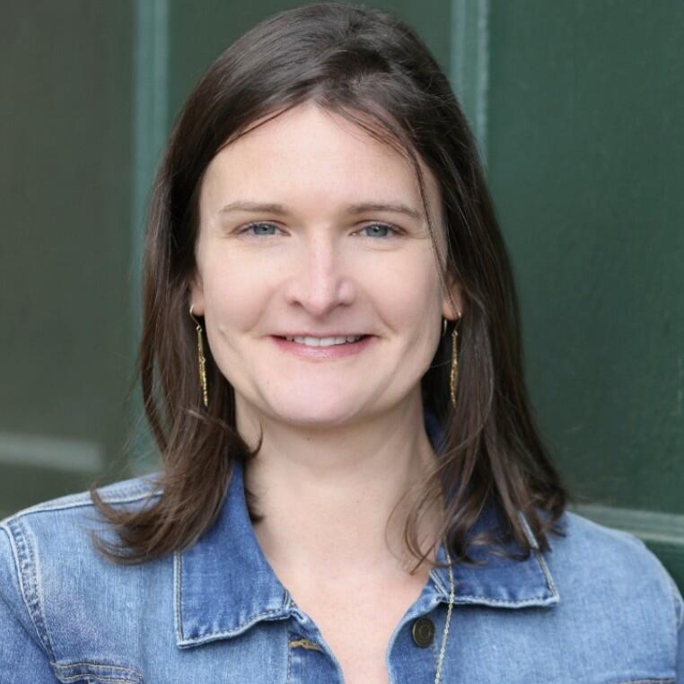 Danielle Holly headshot