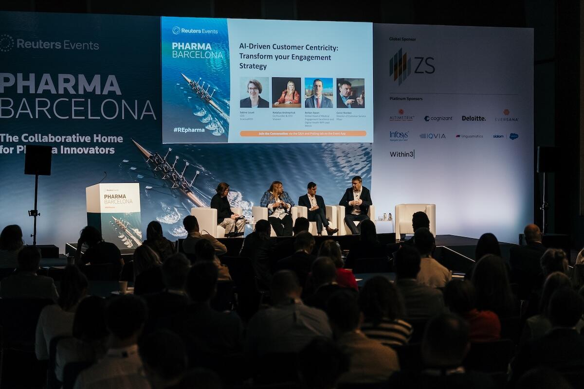 Photo of a stage with 4 speakers at Pharma Barcelona