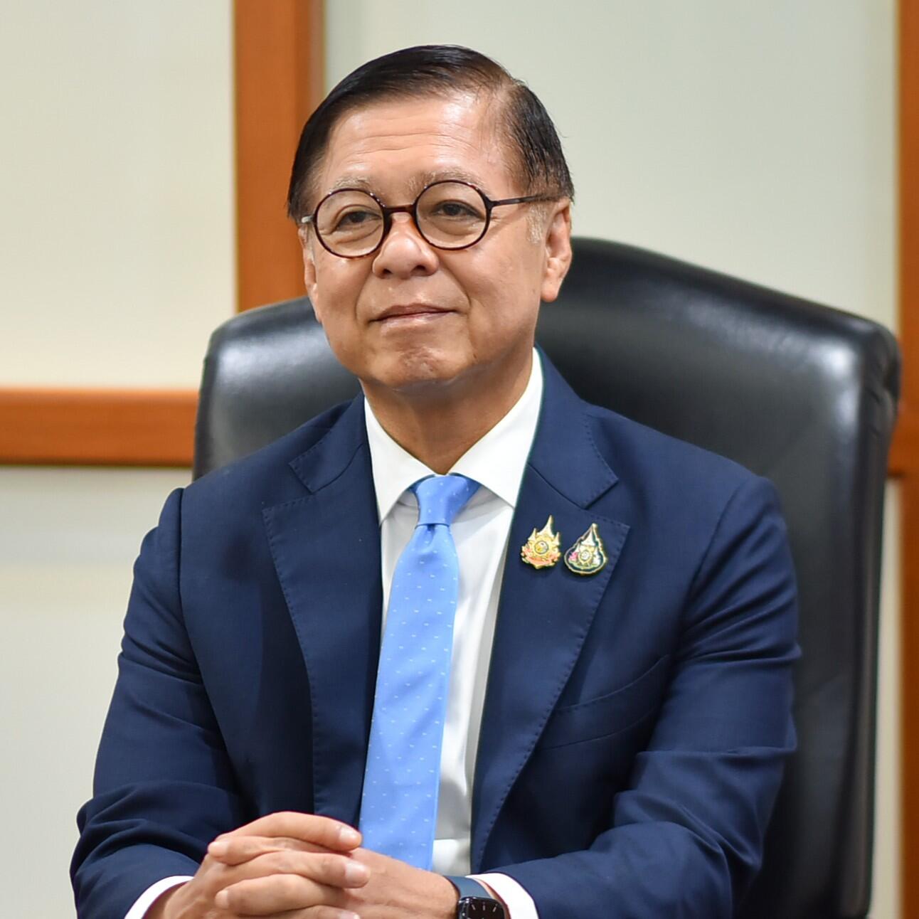 Sihasak Phuangketkeow headshot
