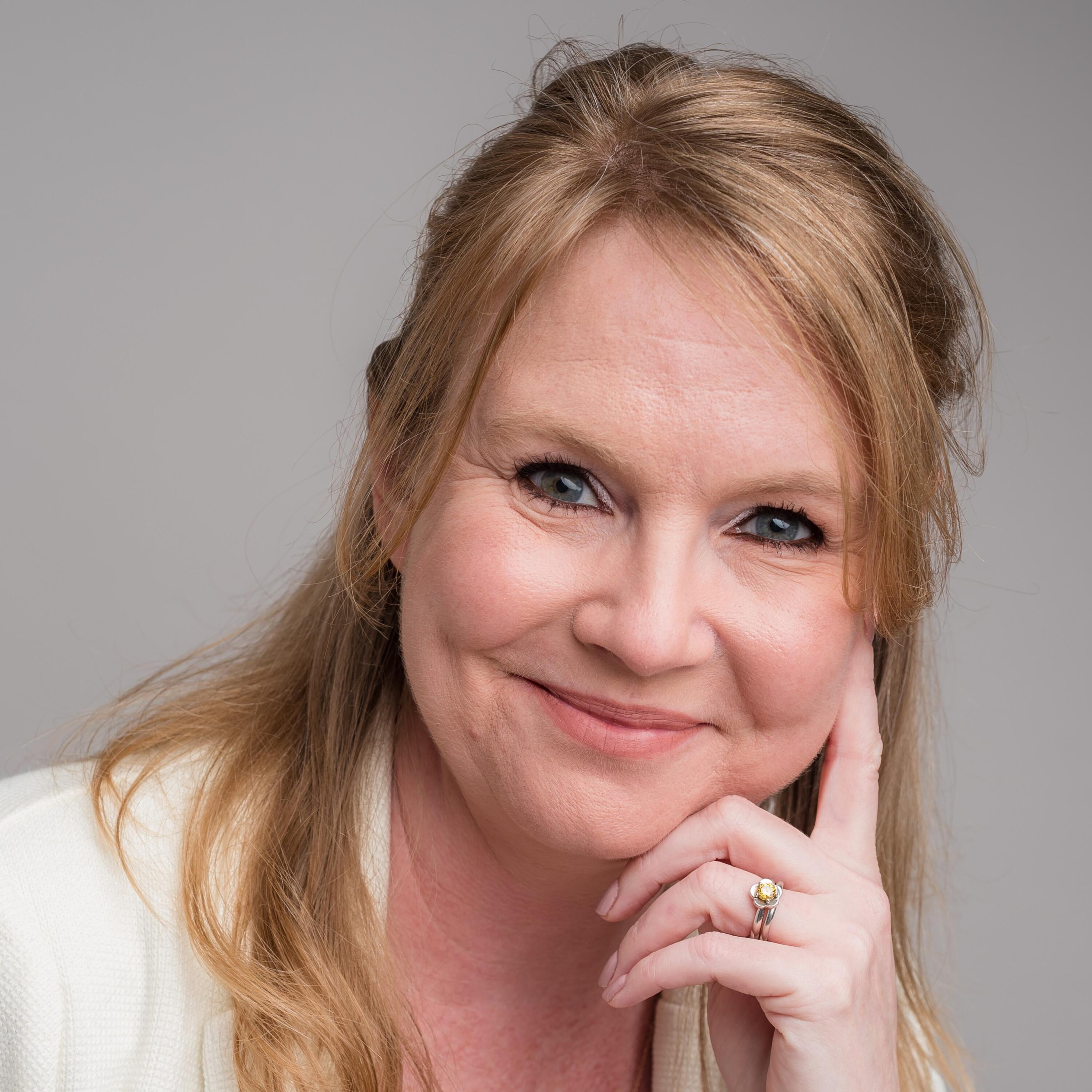 Victoria Oakley headshot