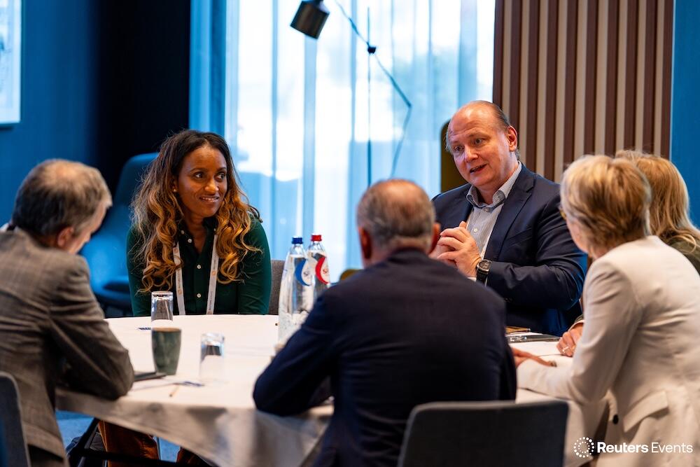 A large roundtable of people all discussing ideas at the The Future of Insurance USA event